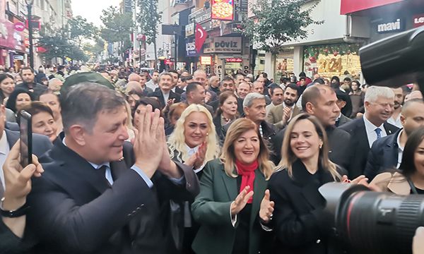 Başkan Tugay sahaya indi